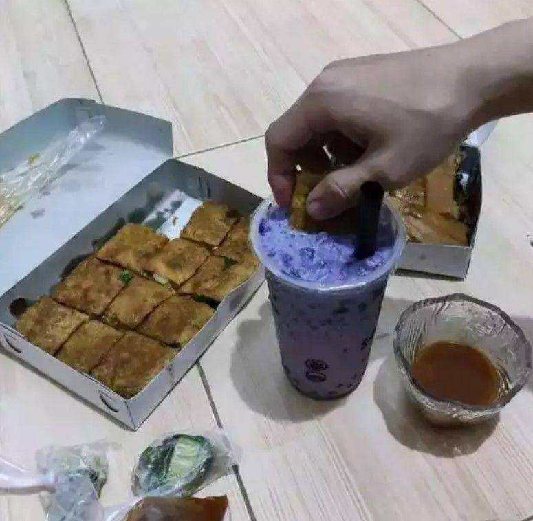 potret cara makan martabak (twitter.com/ohmyv3nus)