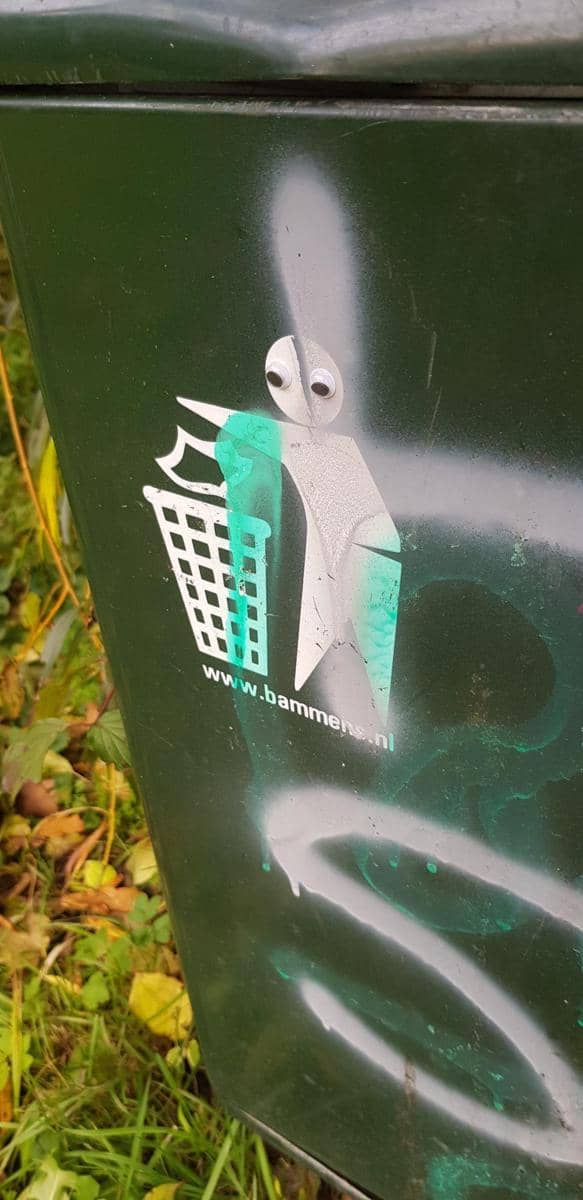 potret vandalisme lucu di tong sampah (reddit.com/user/CreeperPlays_MC)