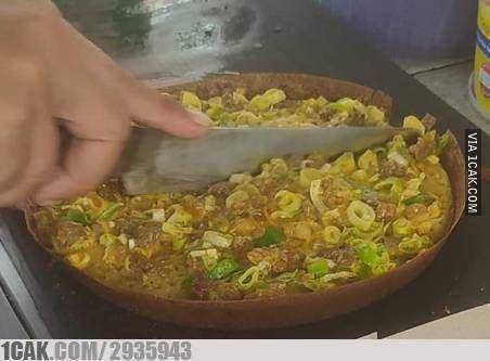 potret cara makan martabak (1cak.com)