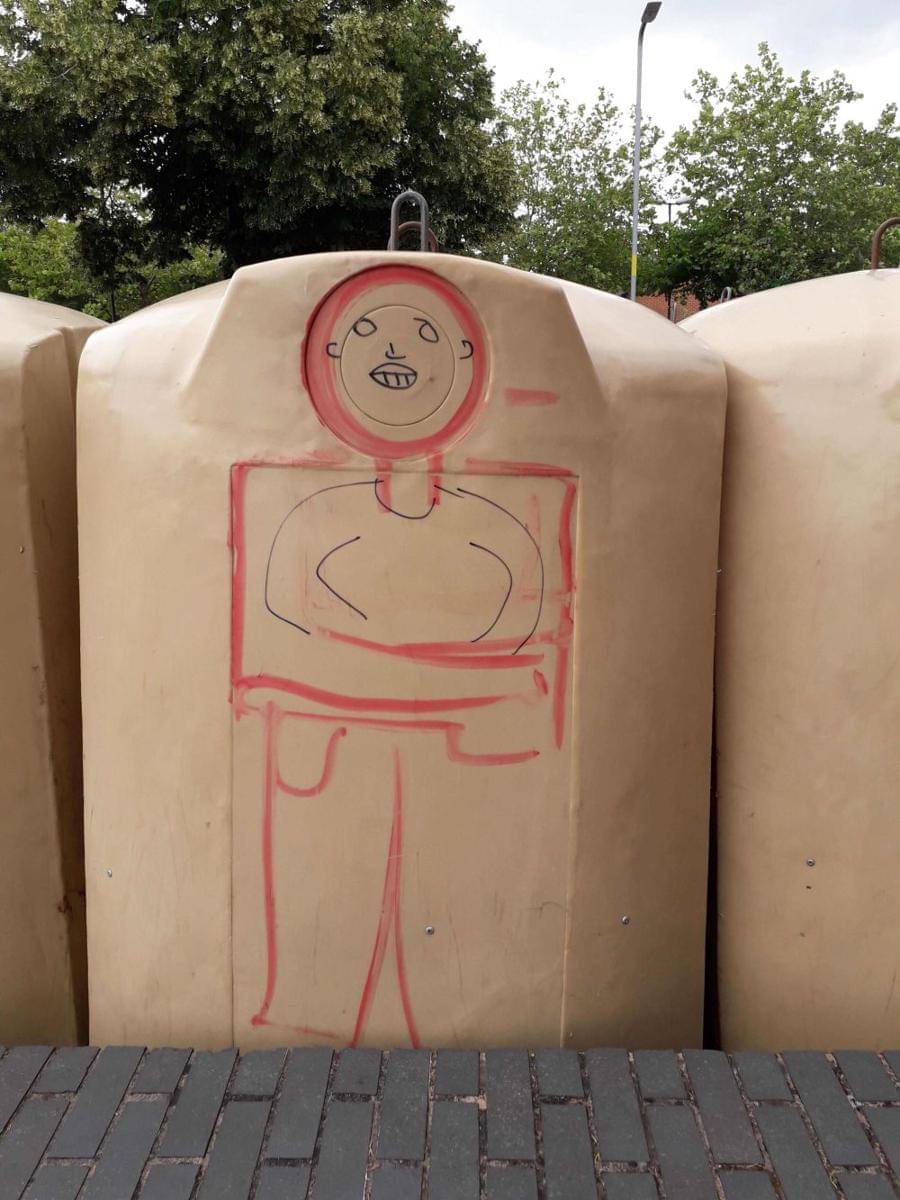 potret vandalisme lucu di tong sampah (reddit.com/user/gho0o0o0o0ost)