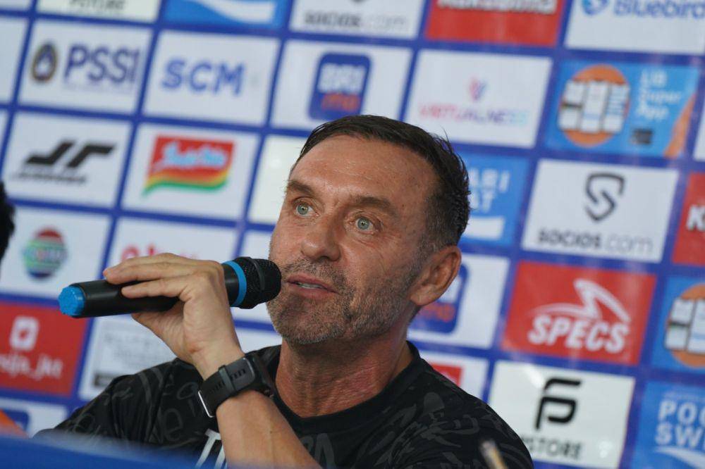 Pelatih Persija, Thomas Doll saat menghadiri sesi jumpa pers jelang melawan Borneo FC, Selasa (8/8/2023). (Dok. Persija).