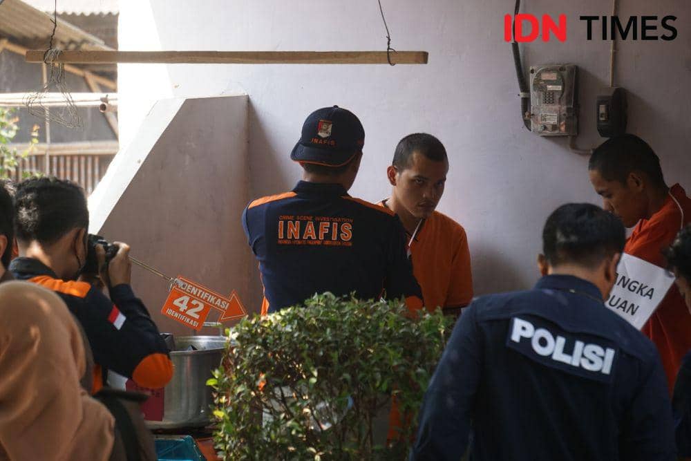 Rekonstruksi mutilasi di indekos salah satu tersangka Waliyin, di Krapyak, Triharjo, Sleman, Selasa (8/8/2023). (IDN Times/Herlambang Jati Kusumo)