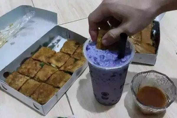 8 Potret Cara Orang Makan Martabak Ini Gak Biasa, Sesat nih!
