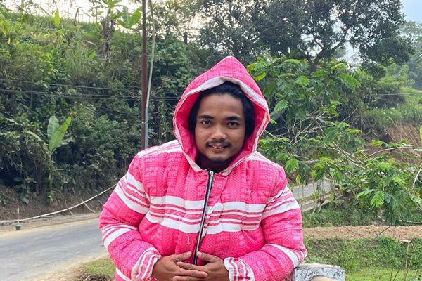 8 Potret Outfit Nyeleneh Buatan Khoirul Anam yang Viral, Kocak!