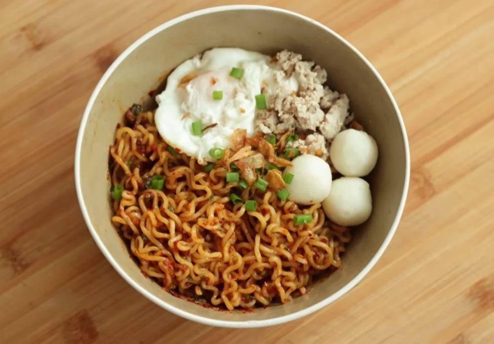 Mi instan chili oil (youtube.com/devinahermawan)