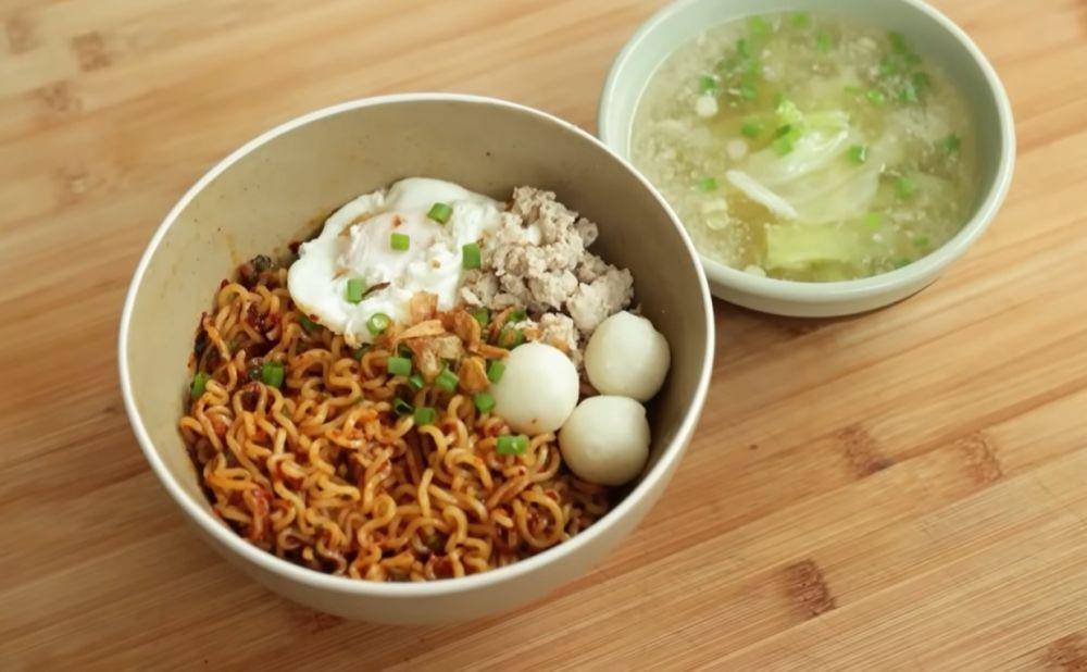 Mi instan chili oil (youtube.com/devinahermawan)
