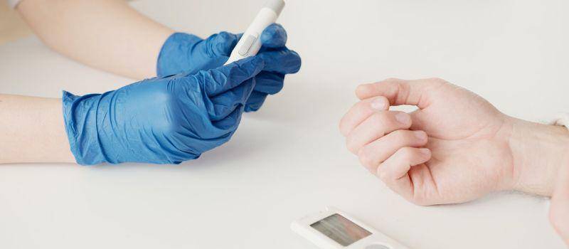 ilustrasi pengidap diabetes sedang mengecek gula darahnya (pexels.com/Artem Podrez)