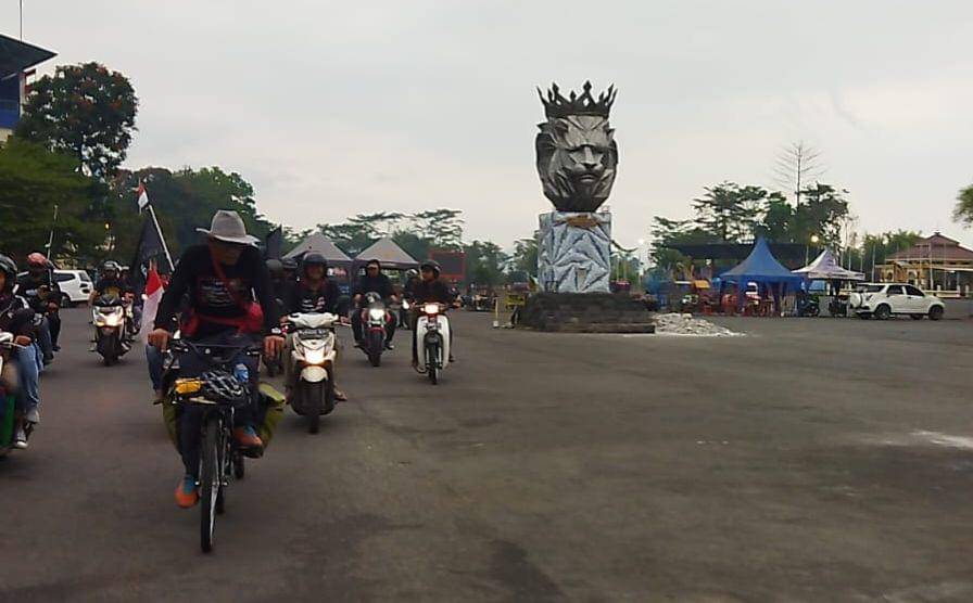 Midun saat memulai ekspedisi Malang-Jakarta. (Twitter/mlgcollective)