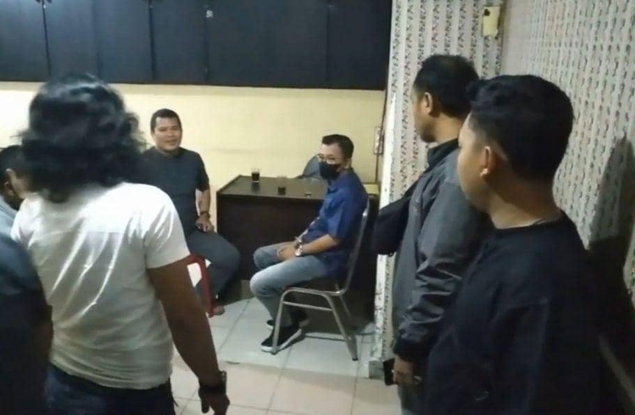 Penampakan tersangka Yovansyah usai diamankan petugas Polsek Tanjungkarang Barat. (IDN Times/Istimewa).