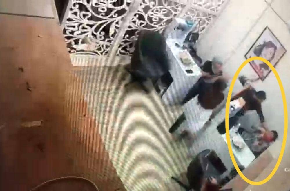 Rekaman CCTV tersangka Yovansyah saat melancarkan aksi koboi hingga menganiaya korban Novitasari. (IDN Times/Istimewa).