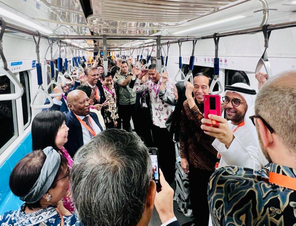 Presiden Jokowi ajak duta besar negara sahabat untuk mencoba Moda Raya Terpadu (MRT) (dok. Sekretariat Presiden)