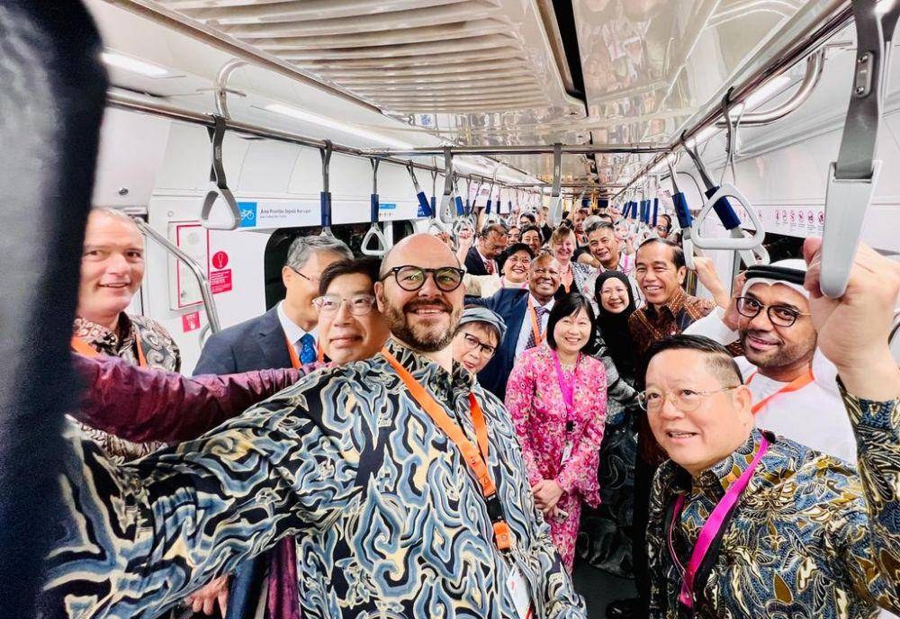 Presiden Jokowi ajak duta besar negara sahabat untuk mencoba Moda Raya Terpadu (MRT) (dok. Sekretariat Presiden)