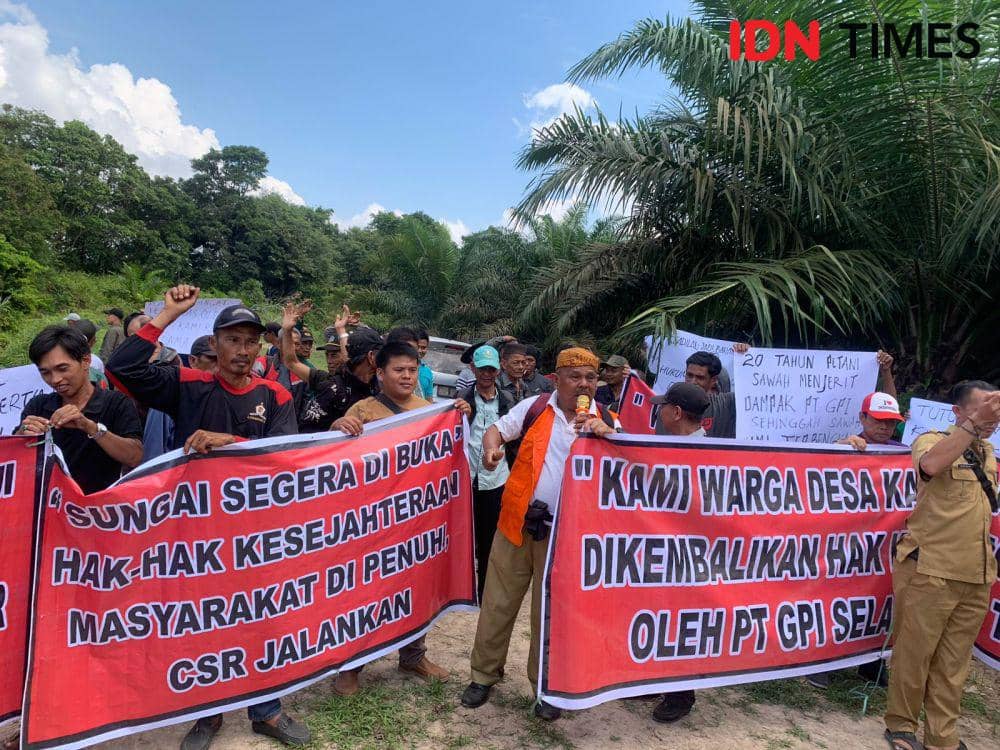 Ratusan Warga Protes Penutupan Sungai 20 Tahun oleh Perusahaan Sawit