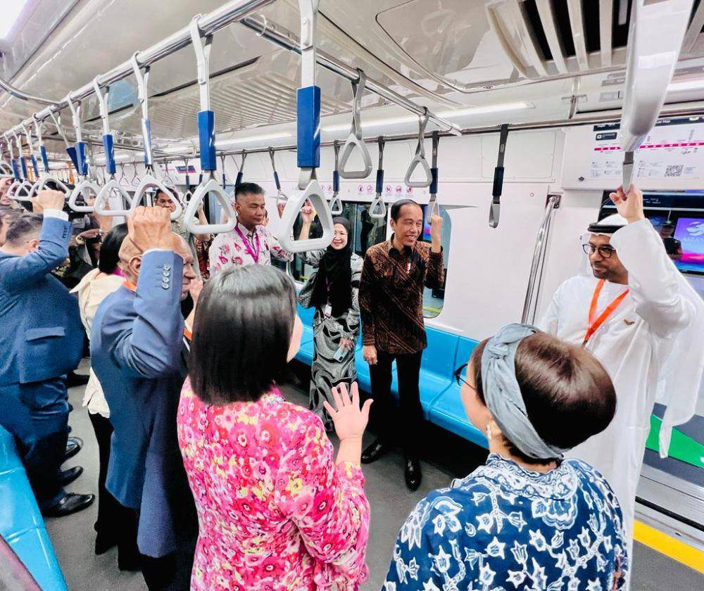 Presiden Jokowi ajak duta besar negara sahabat untuk mencoba Moda Raya Terpadu (MRT) (dok. Sekretariat Presiden)