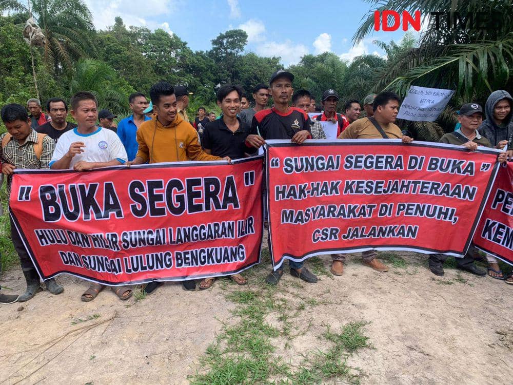 (Ratusan warga Desa Karang Anyar Kecamatan Lawang Wetan, Kabupaten Muba menggelar aksi unjuk rasa di areal PT Guthrie Pecconina Indonesia) IDN Times/Yuliani