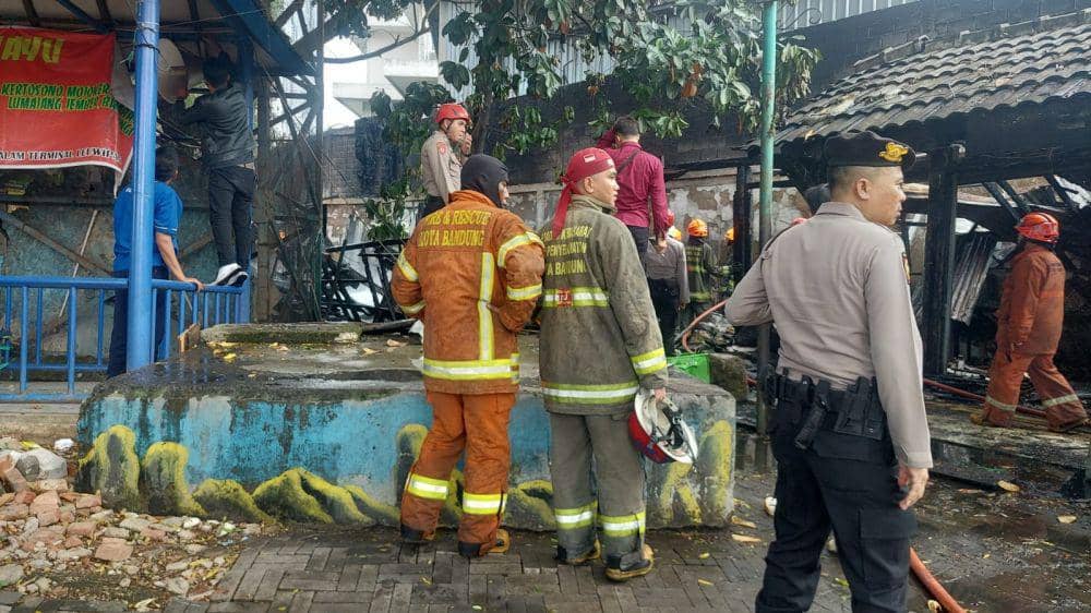 10 Kios Hangus Terbakar di Terminal Leuwipanjang Bandung