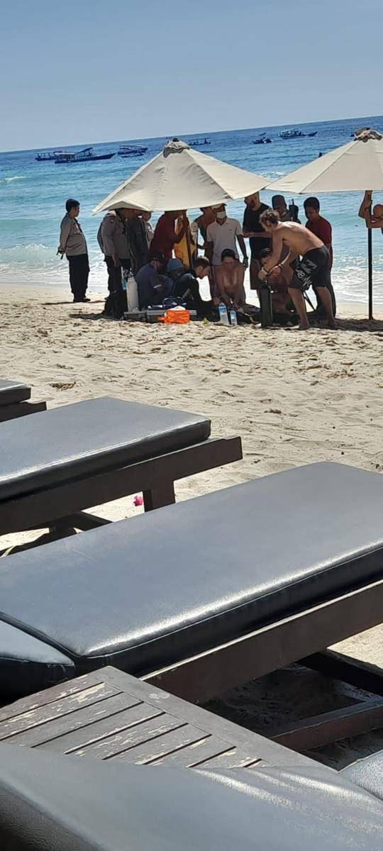 Evakuasi WNA Prancis yang tengelam di Perairan Gili Trawangan, Selasa (8/8/2024). (dok. Polres Lombok Utara)