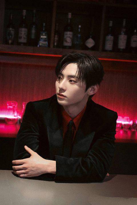 Hwang Min Hyun (twitter.com/NUESTNEWS)