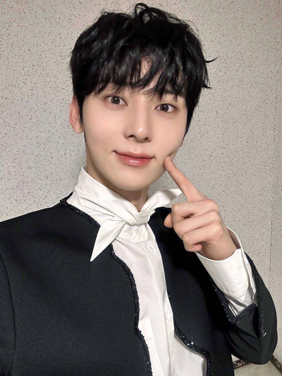 Hwang Min Hyun (twitter.com/MINHYUN_PLEDIS)