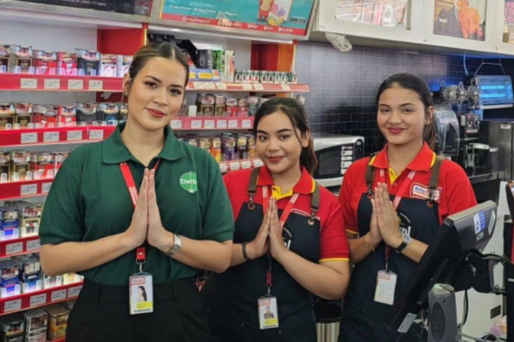 7 Potret Menawan Raisa Jadi Kasir Alfamart, Layani Pembeli Langsung!