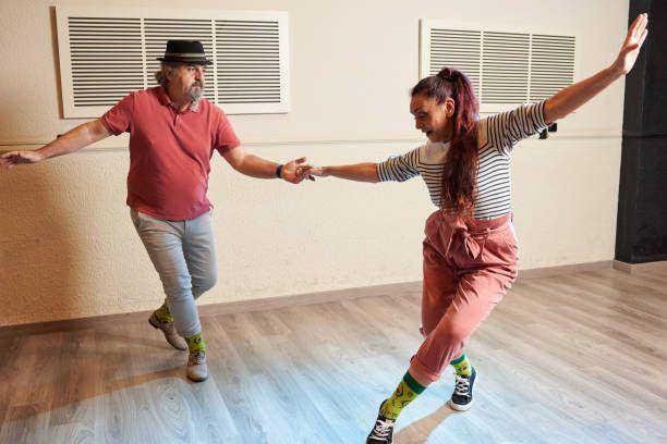 Guru  memberikan kelas di studio tari  (istockphoto.com/JoseMartinezCalderon)