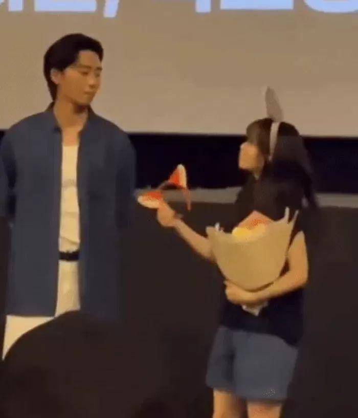 potret Park Seo Joon yang menolak bando pemerian penggemar (dok. KBIZoom)