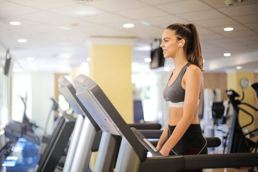 ilustrasi orang berjalan kaki di treadmill (pexels.com/Andrea Piacquadio)