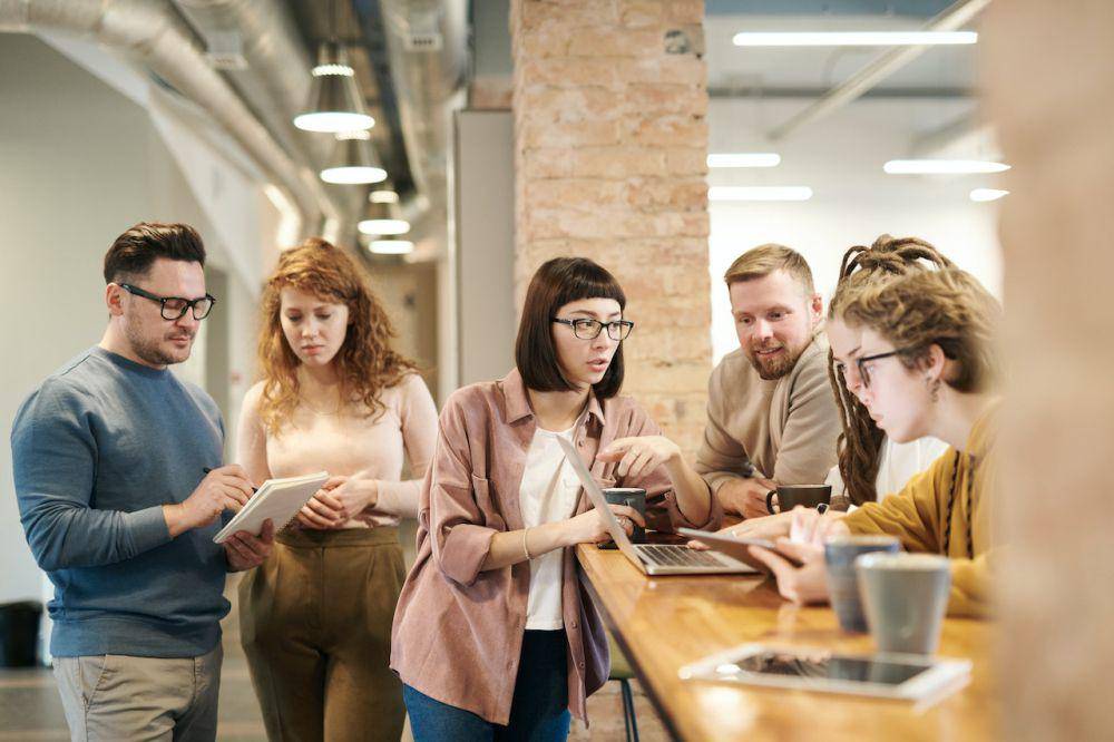 Suasana di kantor (pexels.com/fauxels)