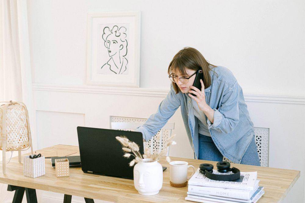 Kegiatan di kantor (pexels.com/IvanSamkov)