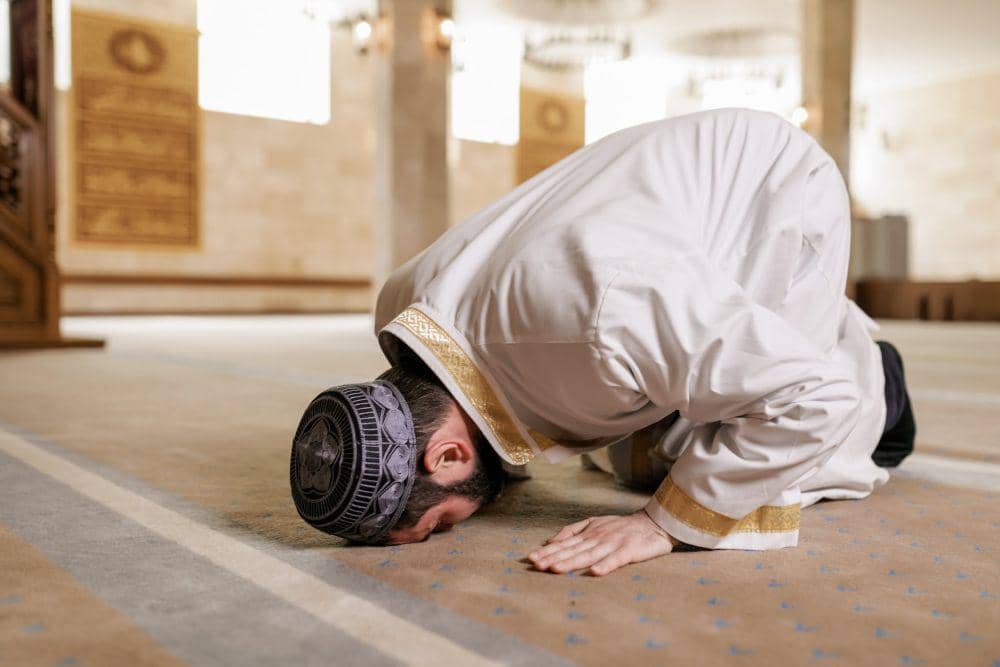 ilustrasi melaksanakan sholat di masjid (pexels.com/Alena Darmel)