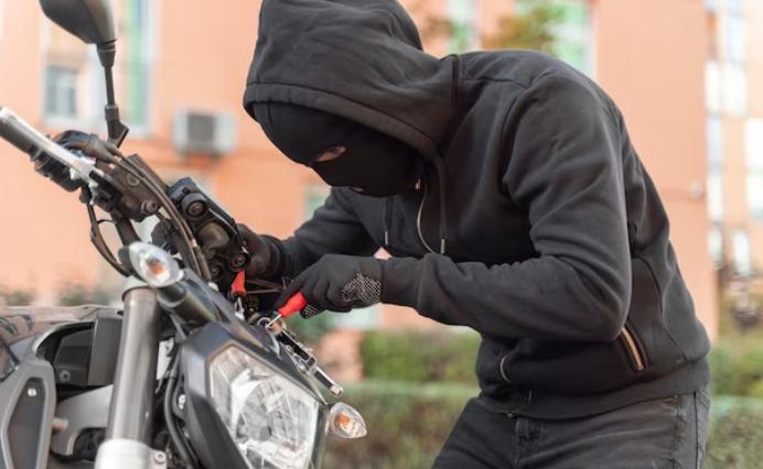 Ilustrasi pencuri motor. Foto: Freepik