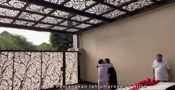 Fadil beri kado mama (Youtube.com/fadiljaidi)