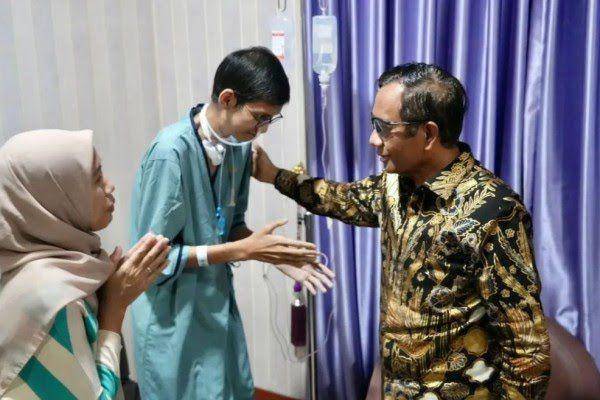 Menteri Koordinator Bidang Politik, Hukum dan Keamanan, Mahfud MD ketika menjenguk Sultan Rif'at Alfatih di RS Polri, Jakarta Timur. (Dok. Polhukam