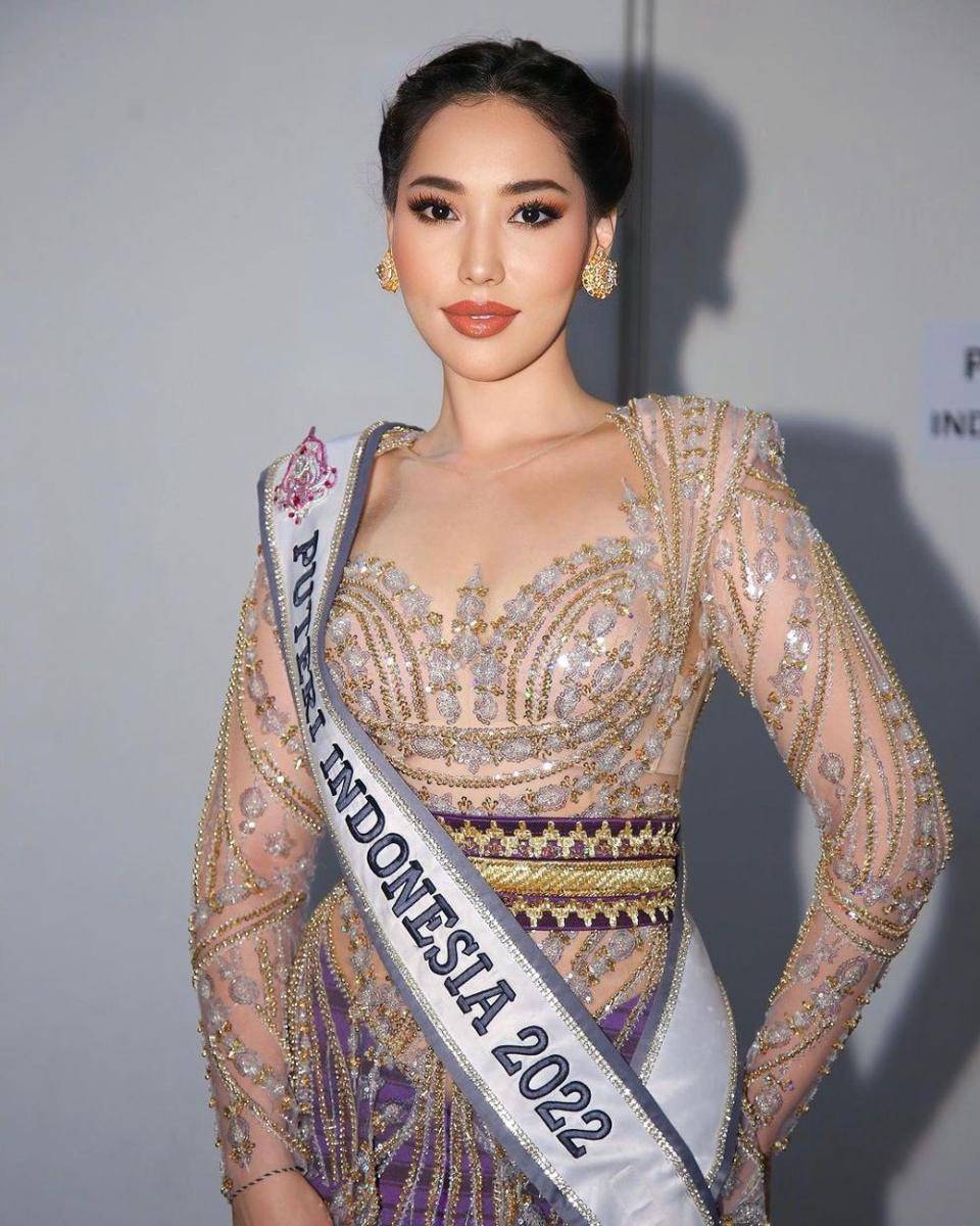 Laksmi DeNeefe Suardana tampil anggun mengenakan kebaya dari Anaz di Istana Berkebaya. 6 Agustus 2023. (instagram.com/officialputeriindonesia)