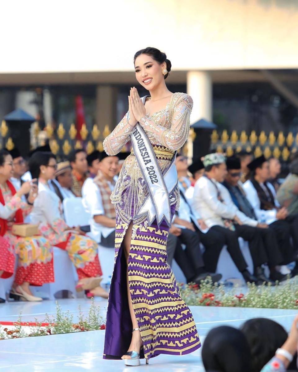 Laksmi DeNeefe Suardana tampil anggun mengenakan kebaya dari Anaz di Istana Berkebaya. 6 Agustus 2023. (instagram.com/officialputeriindonesia)