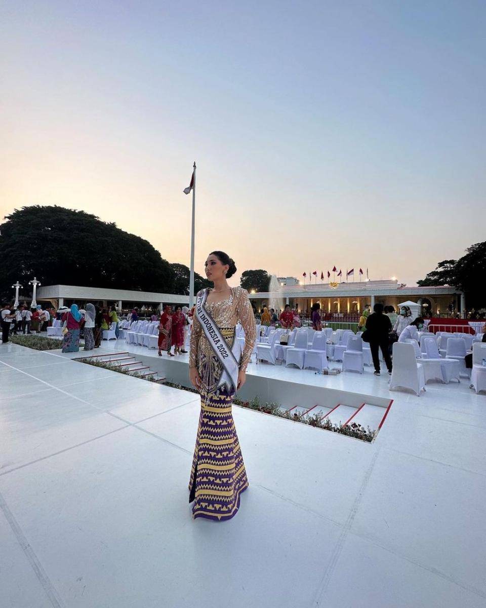 Laksmi DeNeefe Suardana tampil anggun mengenakan kebaya dari Anaz di Istana Berkebaya. 6 Agustus 2023. (instagram.com/laksmideneefe)
