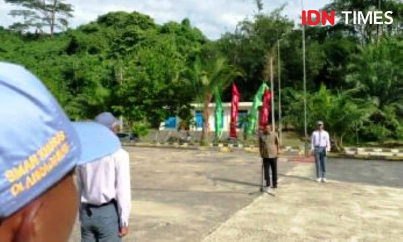 Deputi Alimuddin didaulat jadi pembina Upacara bendera di SKOI. Foto Sosbudpemas OIKN (IDN Times/Ervan)