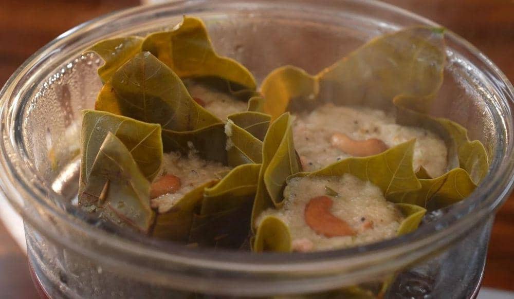 Kaju rava idli. (dok. YouTube.com/Sanjeev Kapoor Khazana)