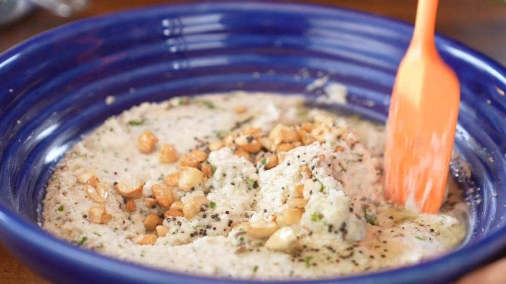 Proses mengaduk adonan semolina. (dok. YouTube.com/Sanjeev Kapoor Khazana)