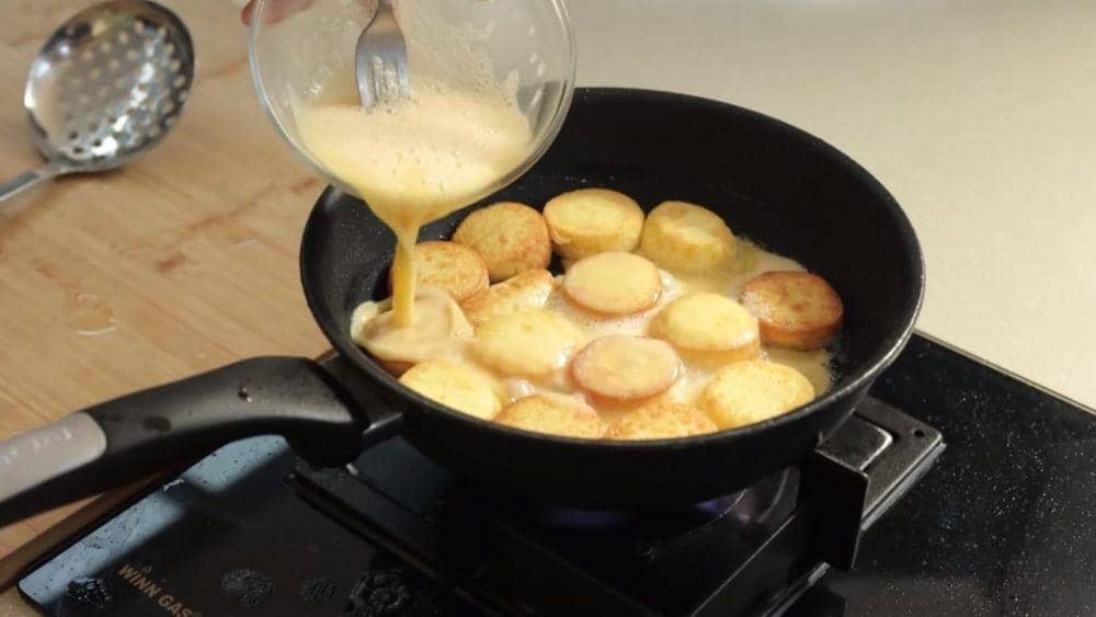 Proses pembuatan tahu hot plate ayam jamur. (dok. YouTube.com/Devina Hermawan)