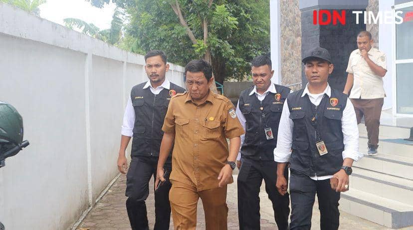 Kadis PUPR Banda Aceh, M Yasir, ketika diciduk Unit Tipikor Sat Reskrim Polresta Banda Aceh di ruang kerjanya. (Dokumentasi Humas Polresta Banda Aceh untuk IDN Times)