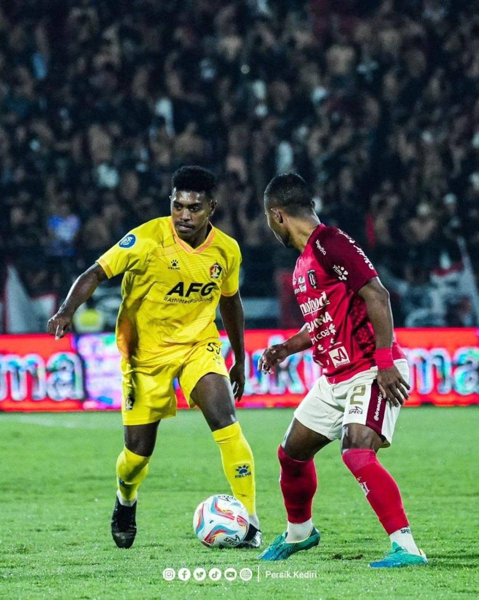 Pemain Persik Kediri saat menghadapi Bali United. instagram.com/persikfcofficial