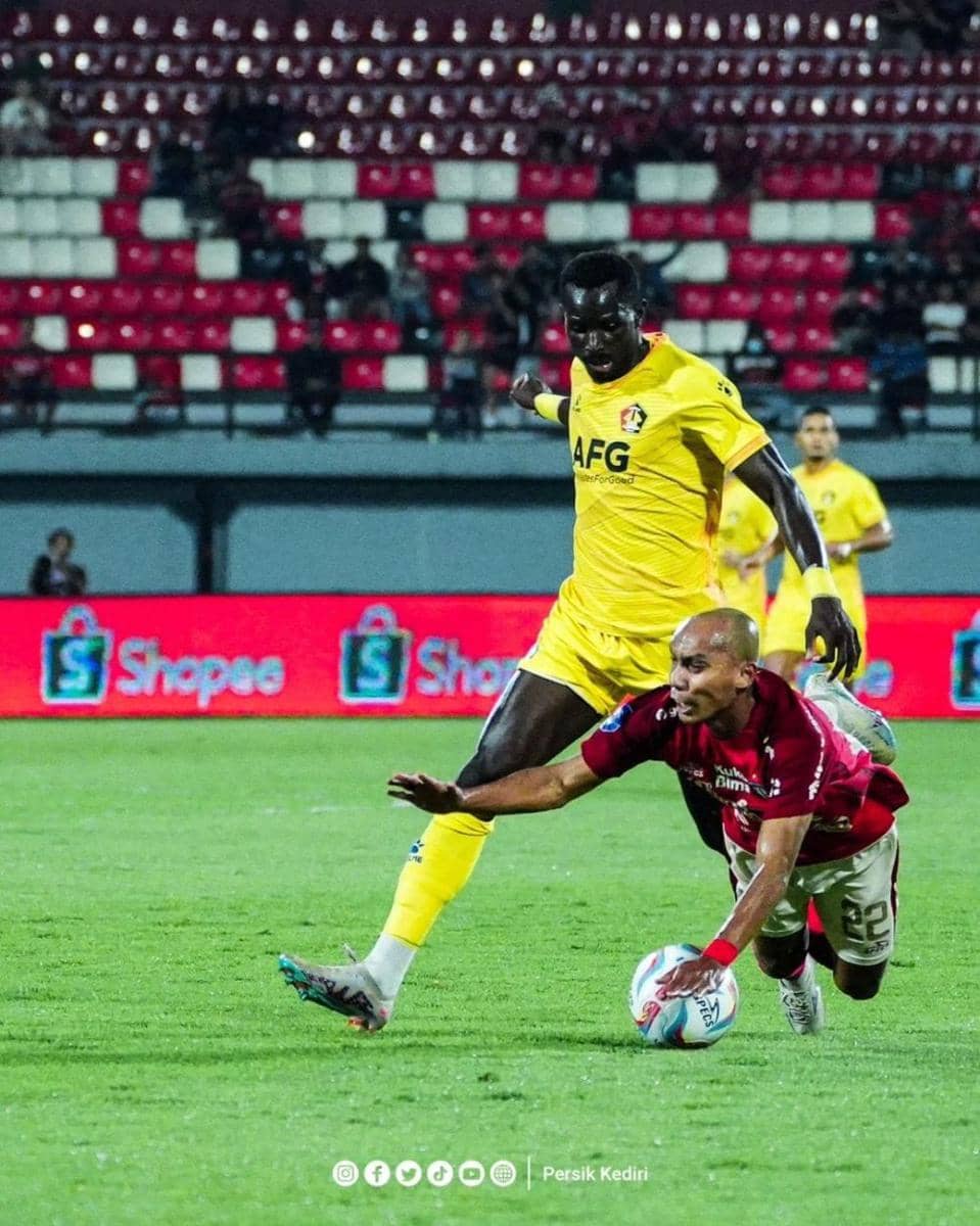 Pemain Persik Kediri saat menghadapi Bali United. instagram.com/persikfcofficial