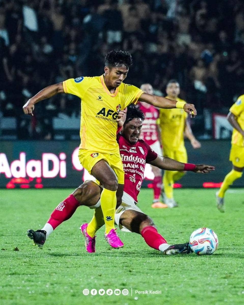 Pemain Persik Kediri saat menghadapi Bali United. instagram.com/persikfcofficial