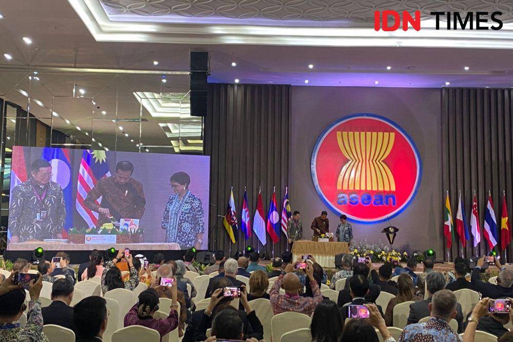 Pemotongan tumpeng perayaan 56 tahun ASEAN oleh Presiden RI Joko Widodo. (IDN Times/Sonya Michaella)