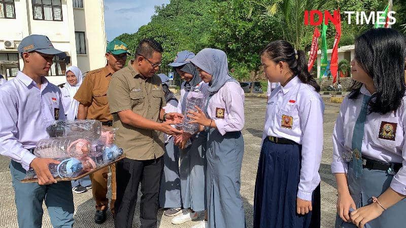 Deputi Alimuddin berikan souvenir kepada pelajar berpertasi dididik di SKOI Samarinda. Foto Sosbudpemas OIKN (IDN Times/Ervan)