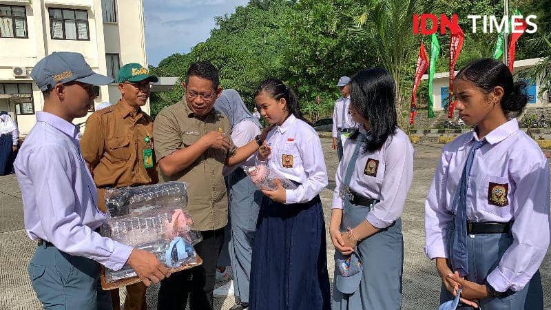 Deputi Alimuddin berikan souvenir kepada pelajar berpertasi dididik di SKOI Samarinda. Foto Sosbudpemas OIKN (IDN Times/Ervan)