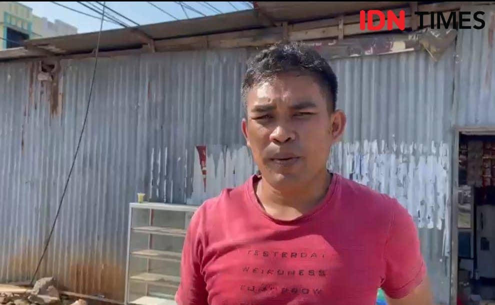 Mustamin, salah satu warga Makassar yang rumahnya dilintasi kabel udara. (Dahrul Amri/IDN Times Sulsel)