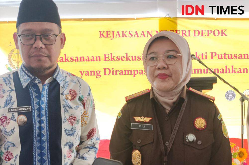 Wakil Wali Kota Depok, Imam Budi Hartono bersama Kepala Kejari Kota Depok, Mia Banulita, usai pemusnahan barang bukti perkara tawuran. (IDNTimes/Dicky)
