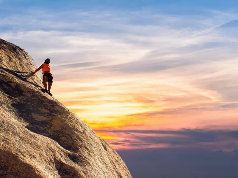 ilustrasi orang naik tebing (pexels.com/Pixabay )